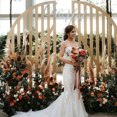 bride holding bouquet