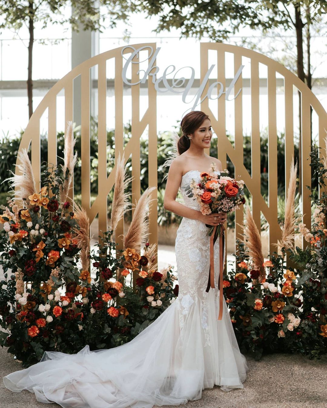 bride holding bouquet