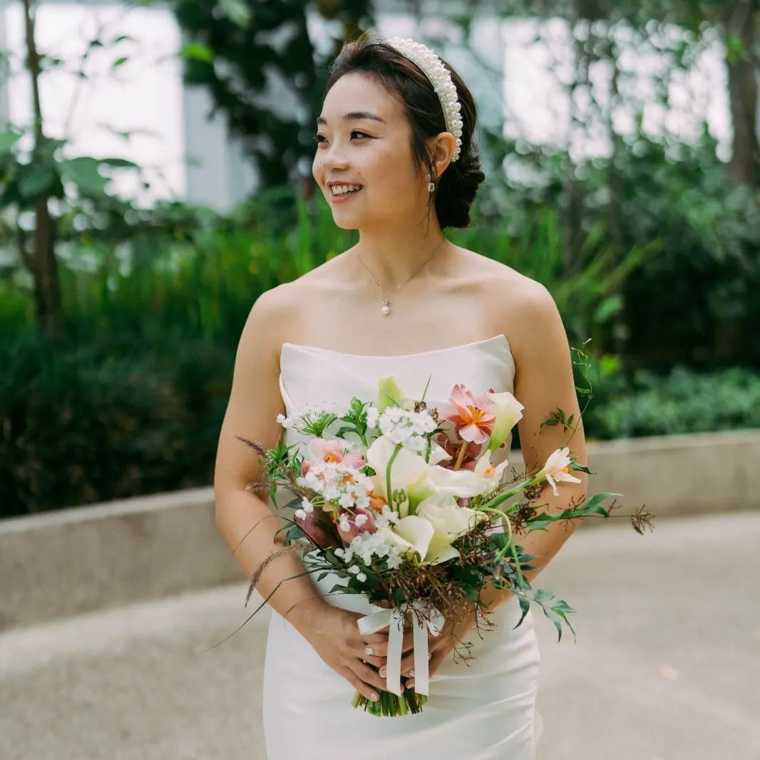 bride holding bouquet
